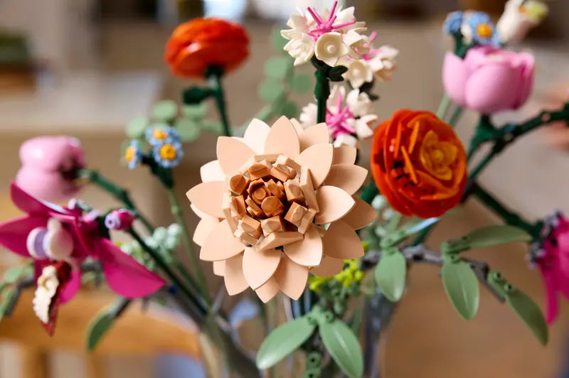 LEGO - 10342 - COLLECTION BOTANIQUE - Joli bouquet de fleurs roses - 749 pièces