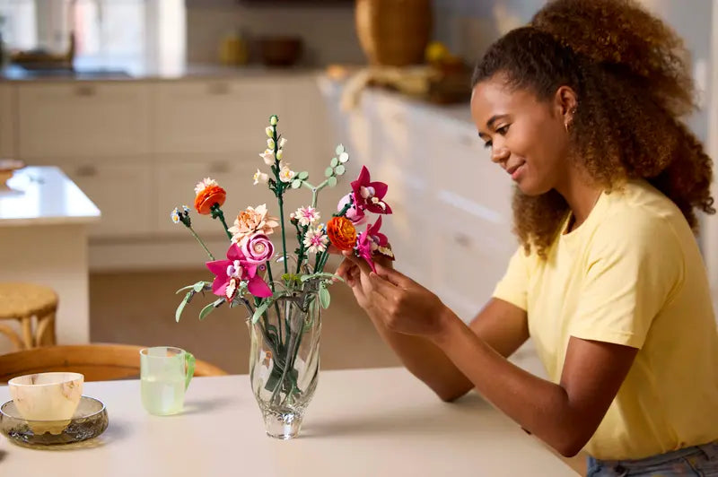 LEGO - 10342 - COLLECTION BOTANIQUE - Joli bouquet de fleurs roses - 749 pièces