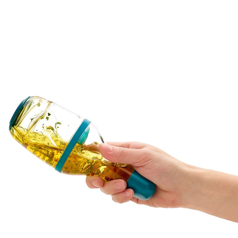 Shaking dressing in the Lékué blue dressing shaker