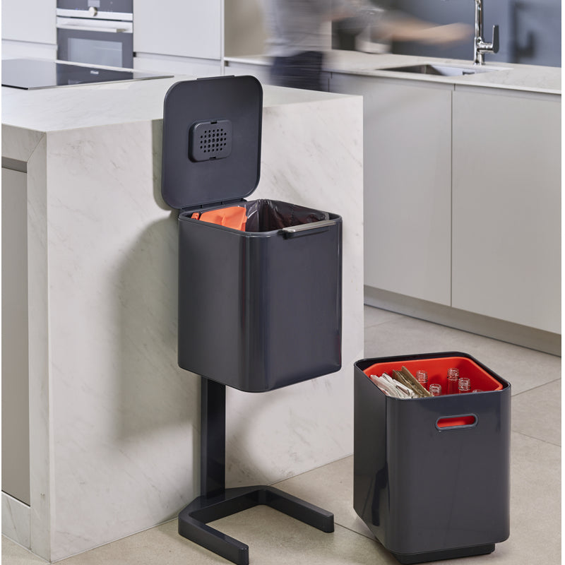 Joseph Joseph - Poubelle compacte Totem™ - Graphite | 40 L / 10,6 gal