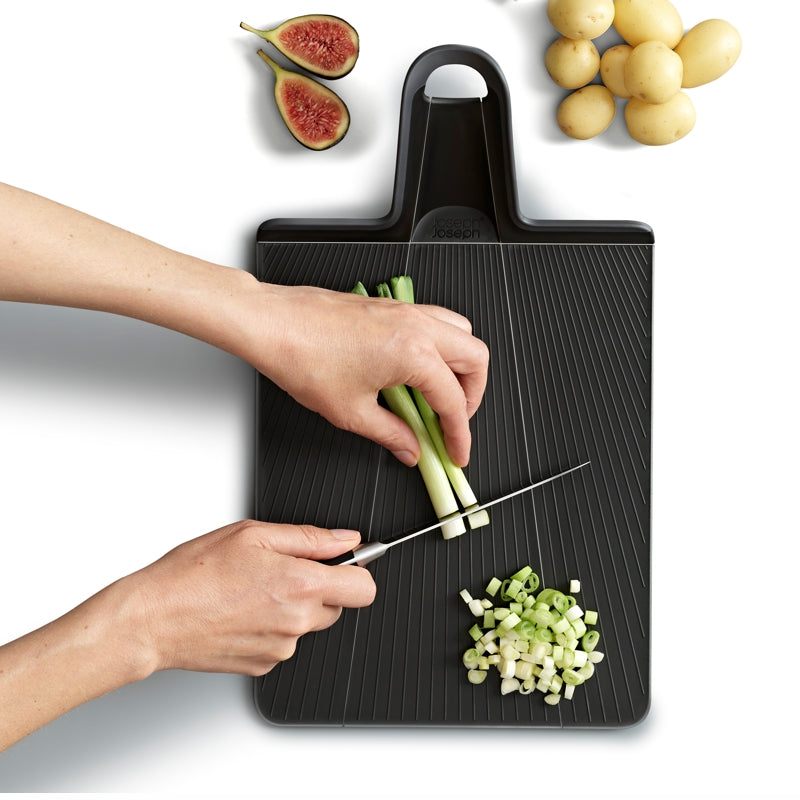 Joseph Joseph - Planche à découper pliante Chop2Pot™ Plus - Noir | 37,5 × 21 cm