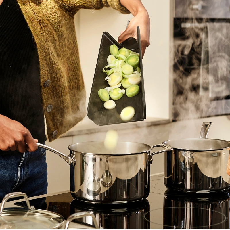 Joseph Joseph - Planche à découper pliante Chop2Pot™ Plus - Noir | 37,5 × 21 cm