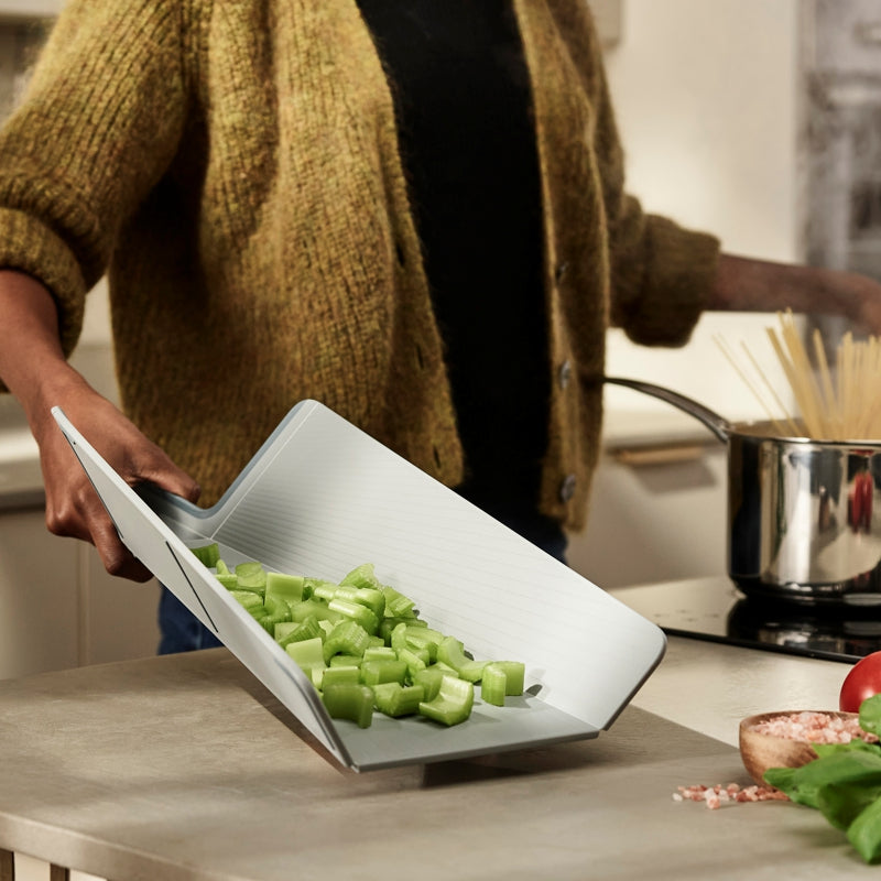 Joseph Joseph - Planche à découper pliable Chop2Pot™ Plus - Bleu | 37,5 × 21 cm / 14,7 × 8,3 po