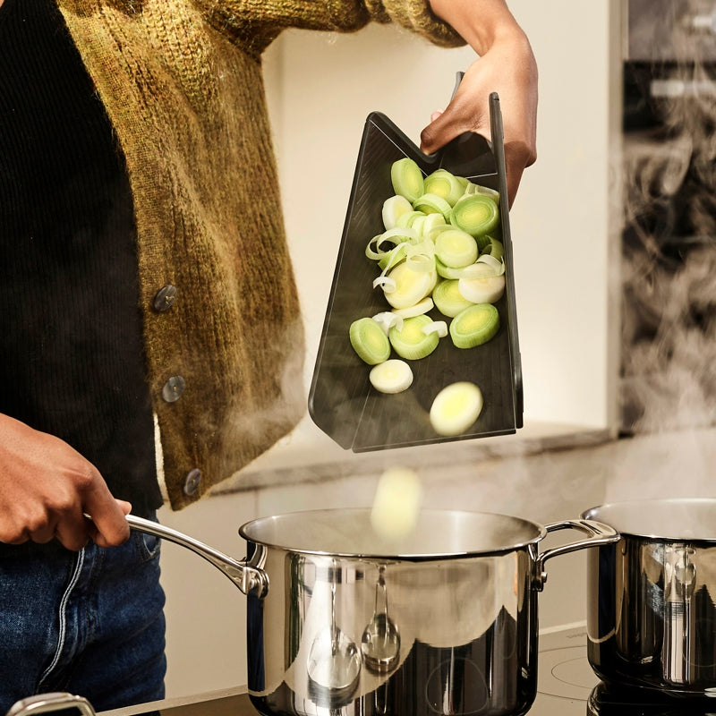 Joseph Joseph - Planche à découper pliable Chop2Pot™ Plus - Noir | 45 × 26 cm