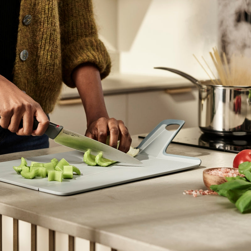 Joseph Joseph - Planche à découper pliable Chop2Pot™ Plus - Bleu | 45 × 26 cm