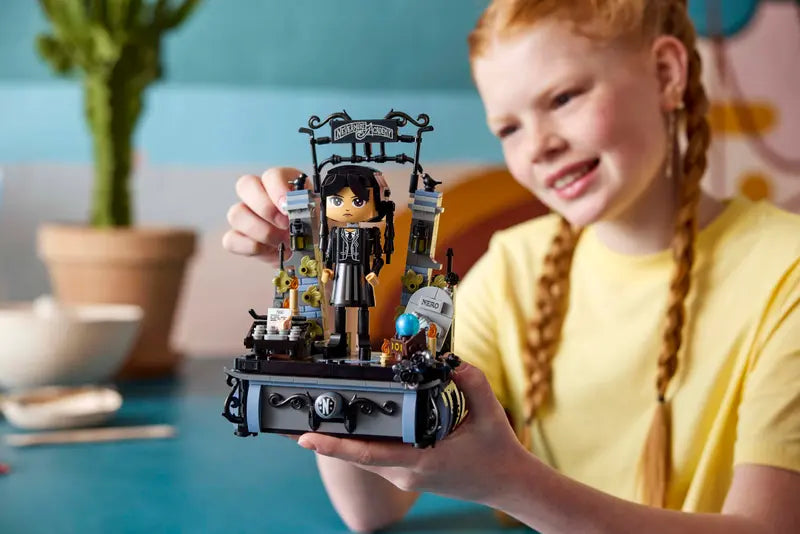 LEGO - 76780 - MERCREDI - Figurine Mercredi Addams - 702 pièces