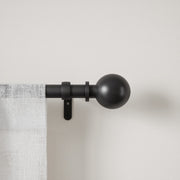 UMBRA - Bolas Curtain Rod _ Eco-Friendly Matte-Black / 36-72" (91-183 cm) / 1" (2.5 cm)