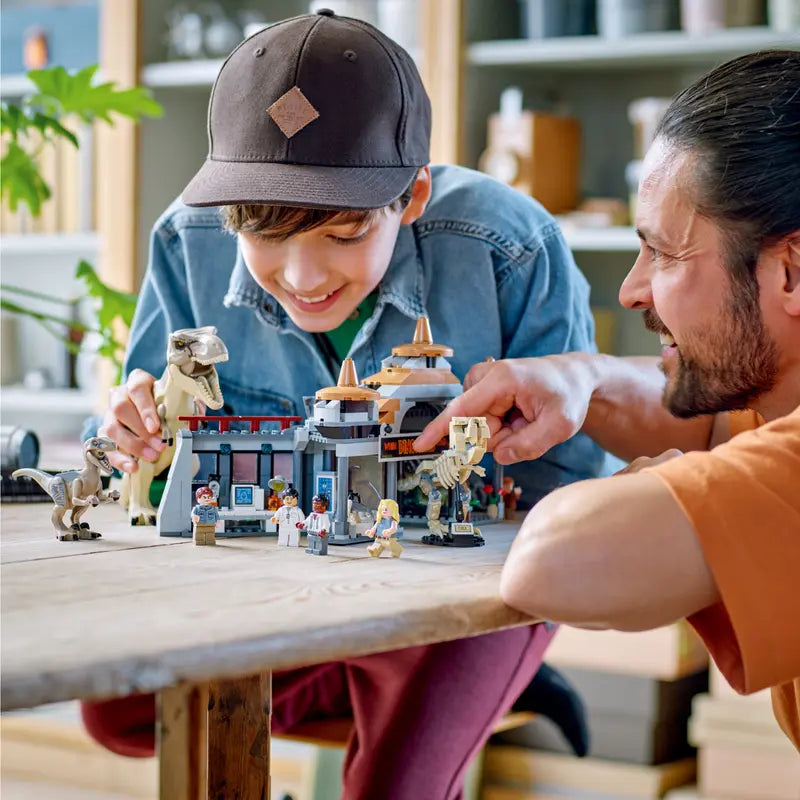 LEGO - Jurassic World - Visitor Center - T-Rex & Raptor Attack - 693 Pcs - 76961 - Limolin 