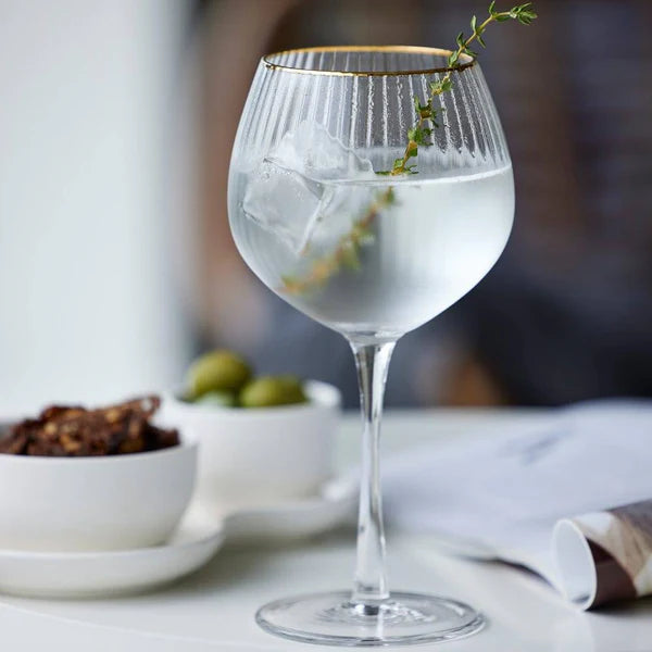 Lyngby Glas – Palermo Gold Gin & Tonic Glasses (4-Pack) – 650 mL – gin with ice indoors