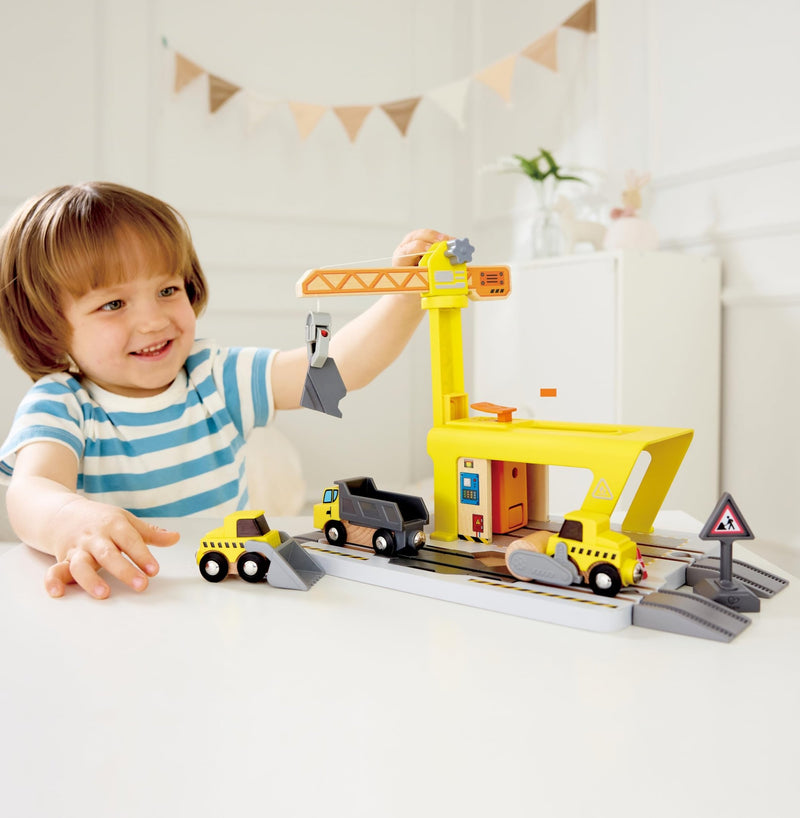 Hape - RAILWAY CRANE CONSTRUCTION Games & Toys