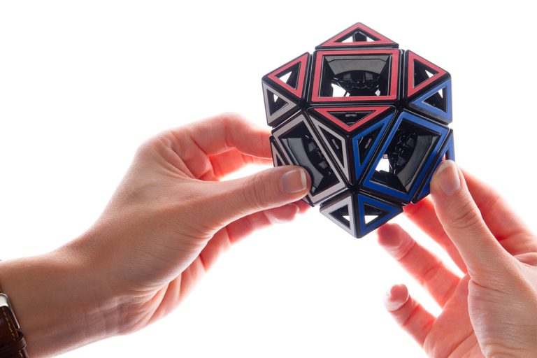 JOUETS RÉCENTS - CUBE À BROCHETTE CREUX 