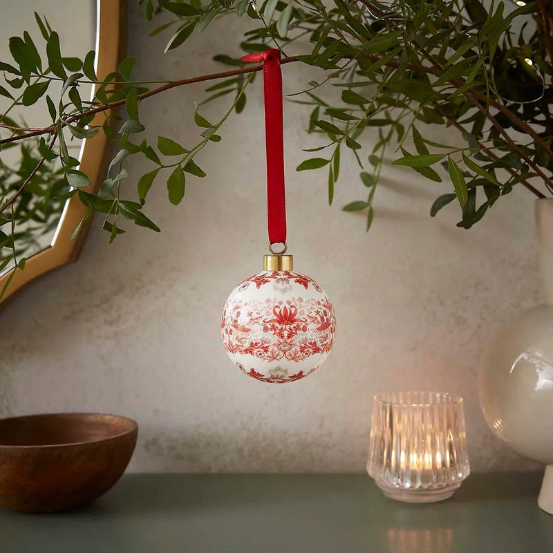 Spode - Morris & Co. - BAUBLE, STRAWBERRY THF MADDER Home & Kitchen