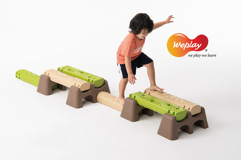 Weplay Jungle Trial, child stepping between raised and lower log sections
